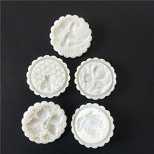 قالب قنبلة حمام على شكل كعكة القمر